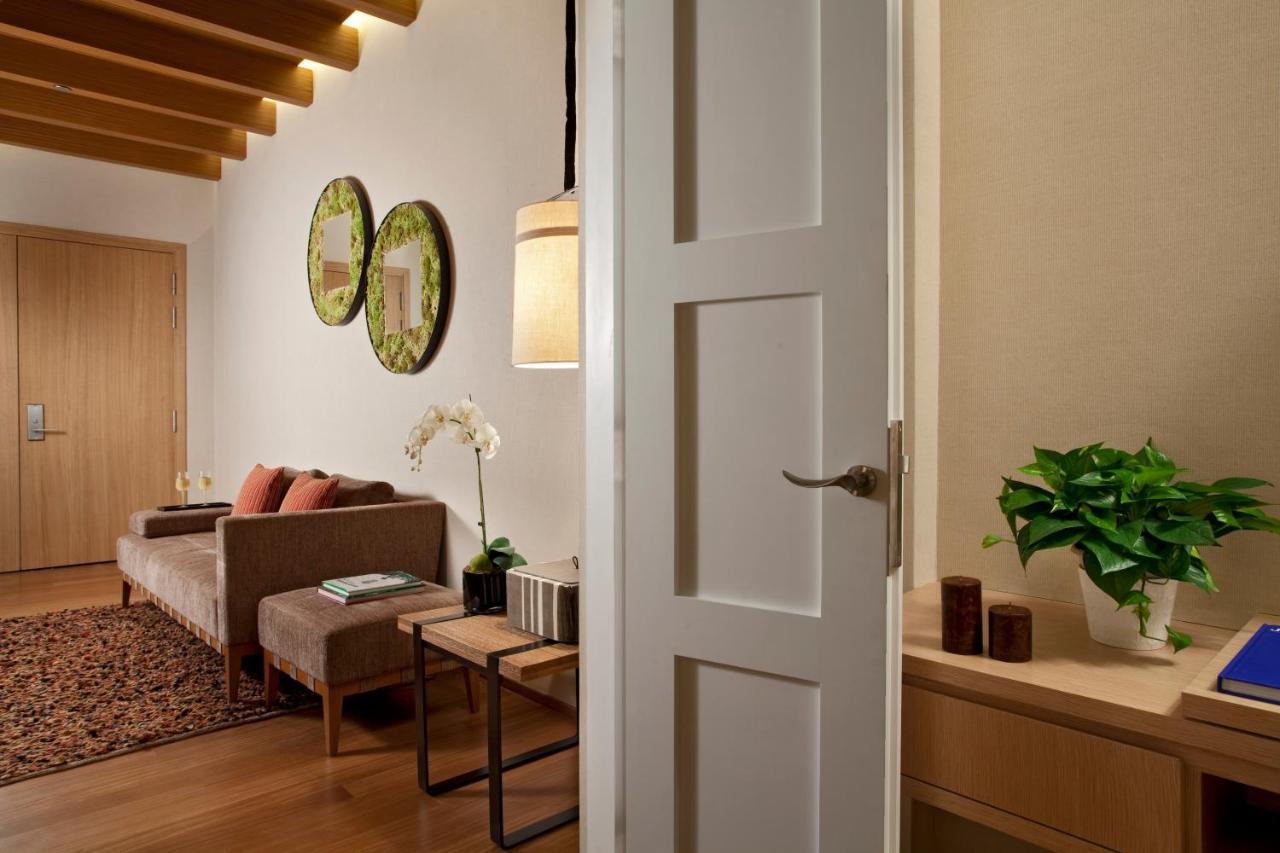 Oasia Resort Sentosa By Far East Hospitality Singapore Buitenkant foto A door opening into a living room