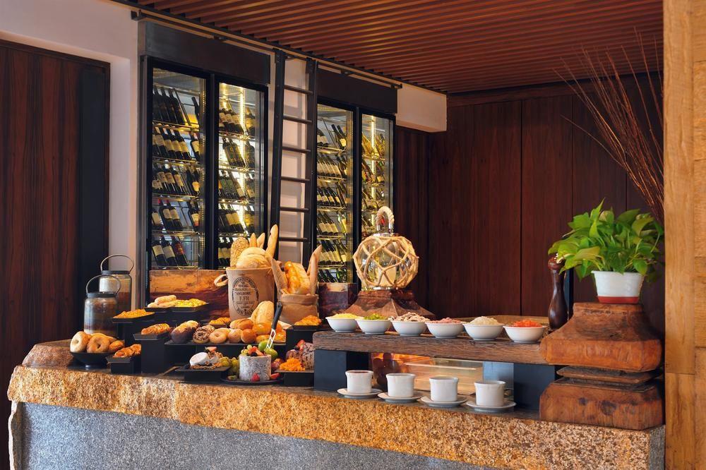Oasia Resort Sentosa By Far East Hospitality Singapore Buitenkant foto A buffet at a hotel