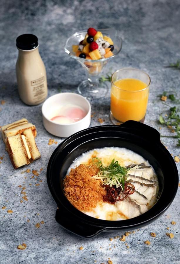 Oasia Resort Sentosa By Far East Hospitality Singapore Buitenkant foto A bowl of congee with preserved meat and egg