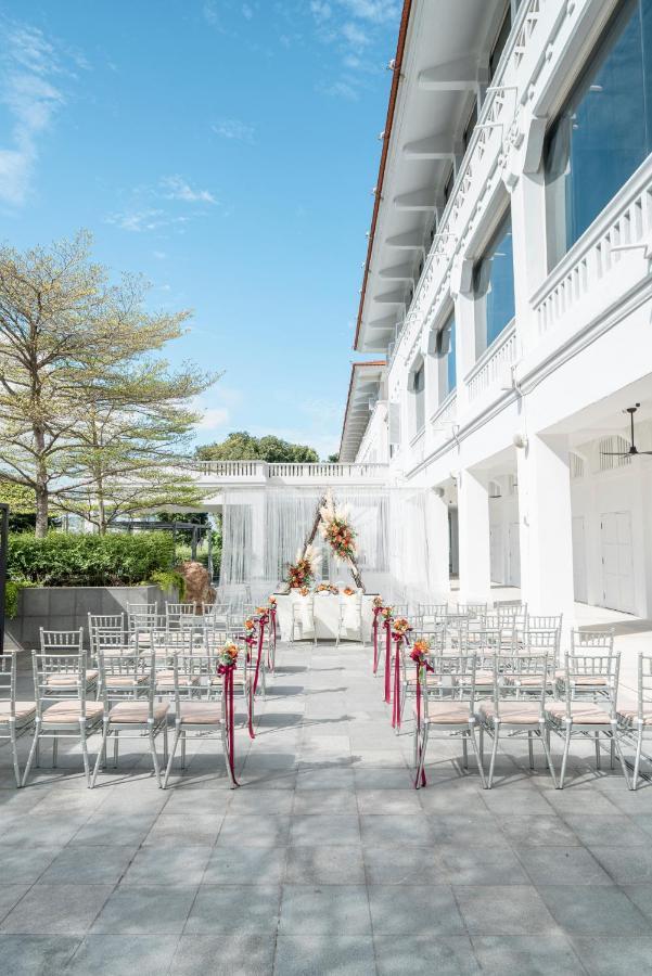 Oasia Resort Sentosa By Far East Hospitality Singapore Buitenkant foto The lawn at the Fullerton Hotel