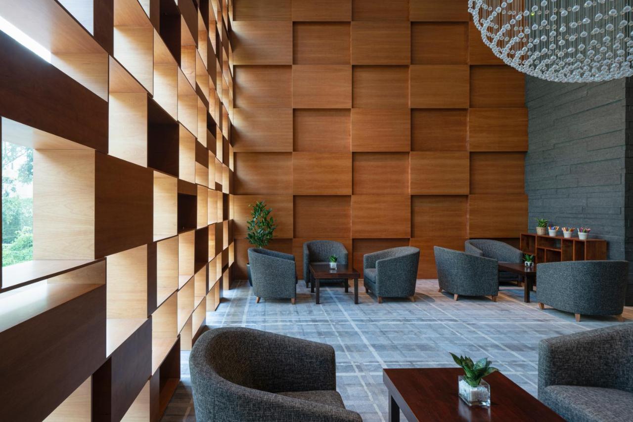 Oasia Resort Sentosa By Far East Hospitality Singapore Buitenkant foto The lobby of the hotel