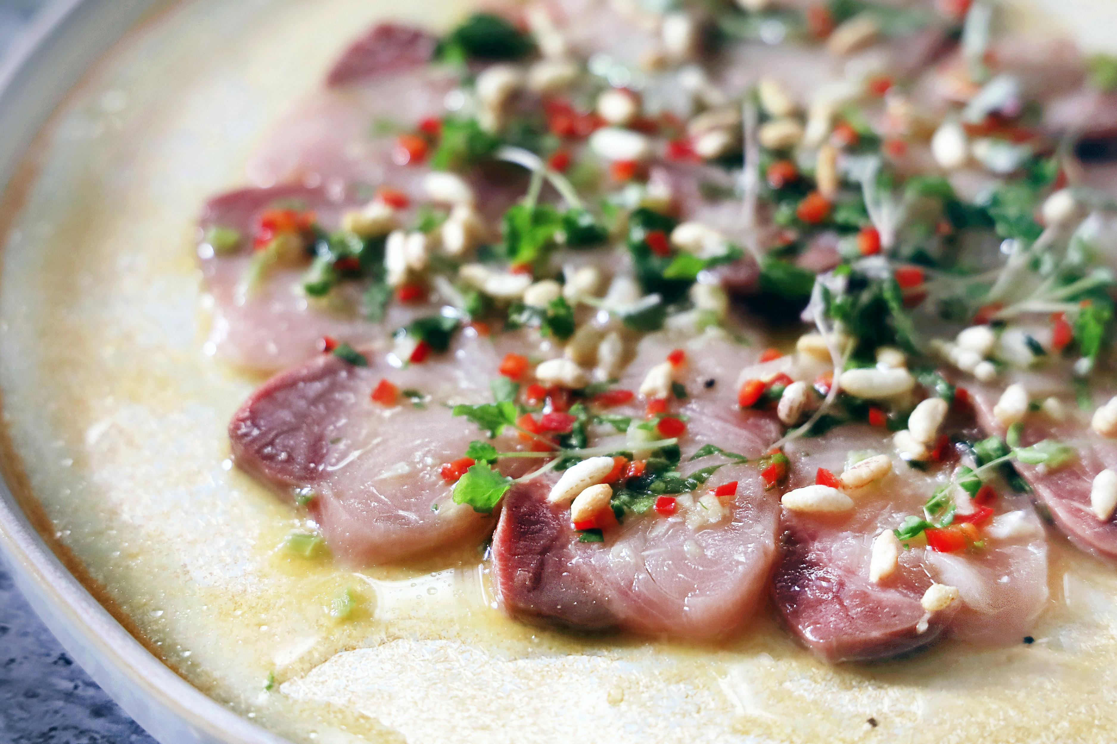 Oasia Resort Sentosa By Far East Hospitality Singapore Buitenkant foto A dish of carpaccio