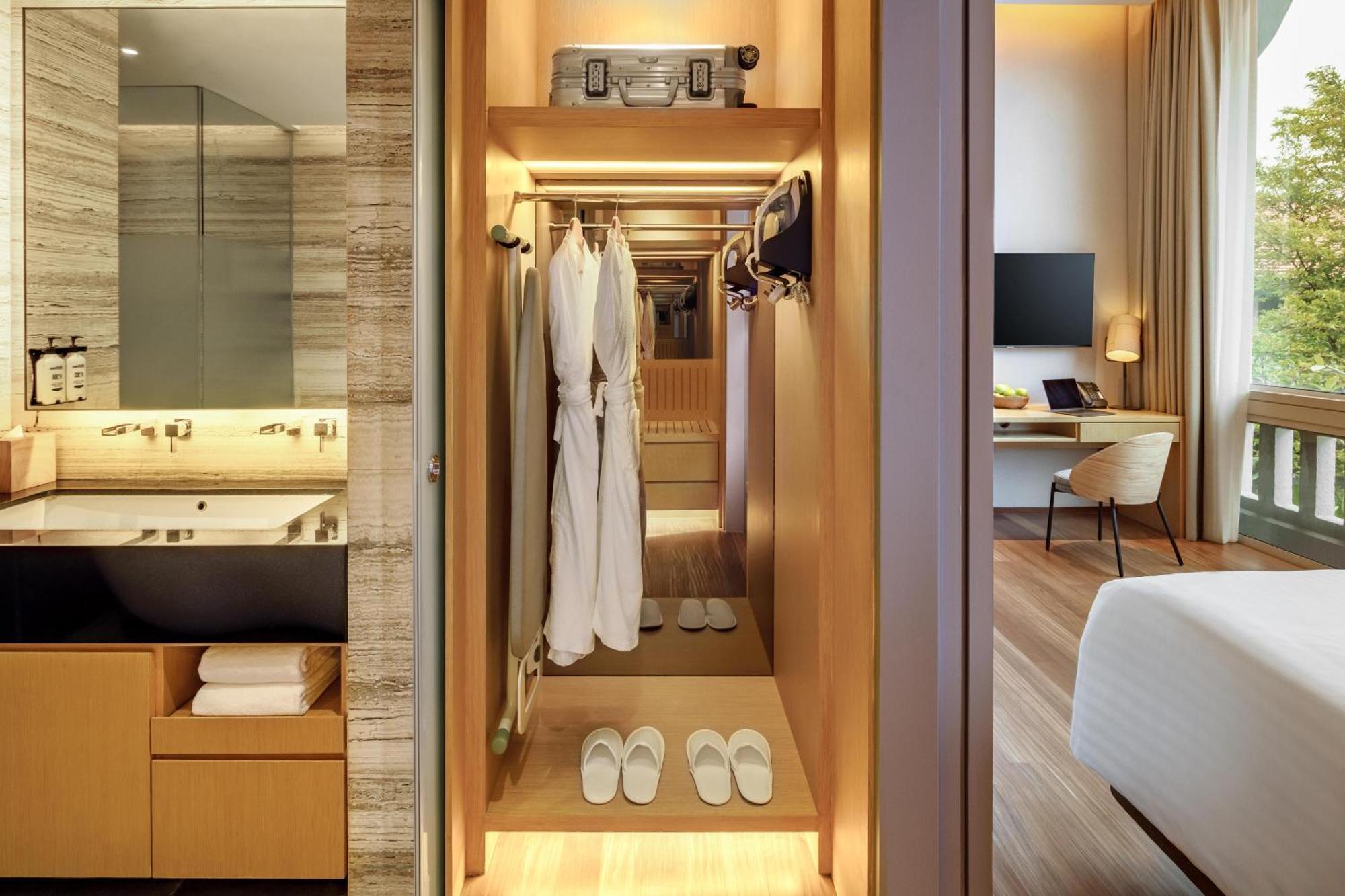 Oasia Resort Sentosa By Far East Hospitality Singapore Buitenkant foto A walk-in wardrobe